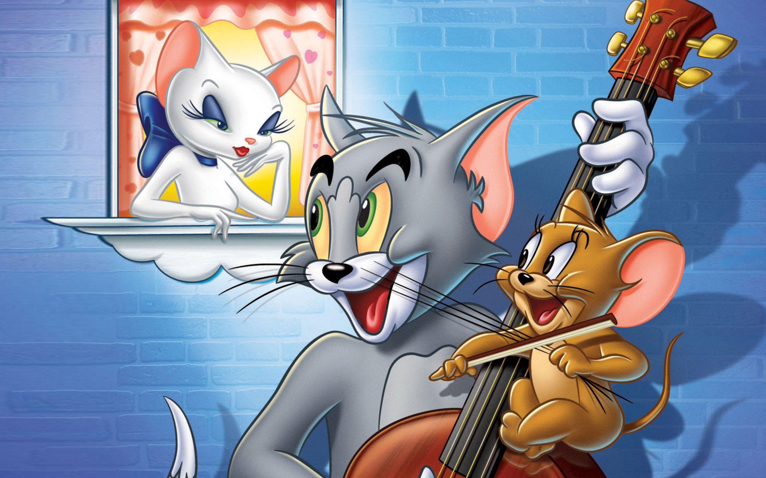 Tom ve Jerry Altın Çağ Antolojisi Blu-ray ile Geliyor 1 Tom and Jerry celebrating their 85th anniversary with the Golden Age Anthology Blu-ray collection, featuring classic cartoon elements in a vibrant and humorous scene.