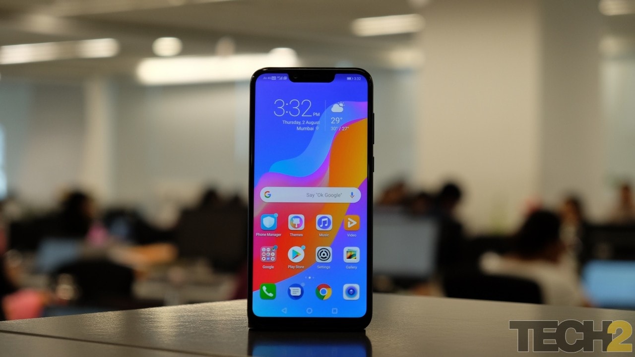 A promotional image of the new Honor Play10T smartphone featuring a large 7,000 mAh battery with a modern and tech-inspired background.