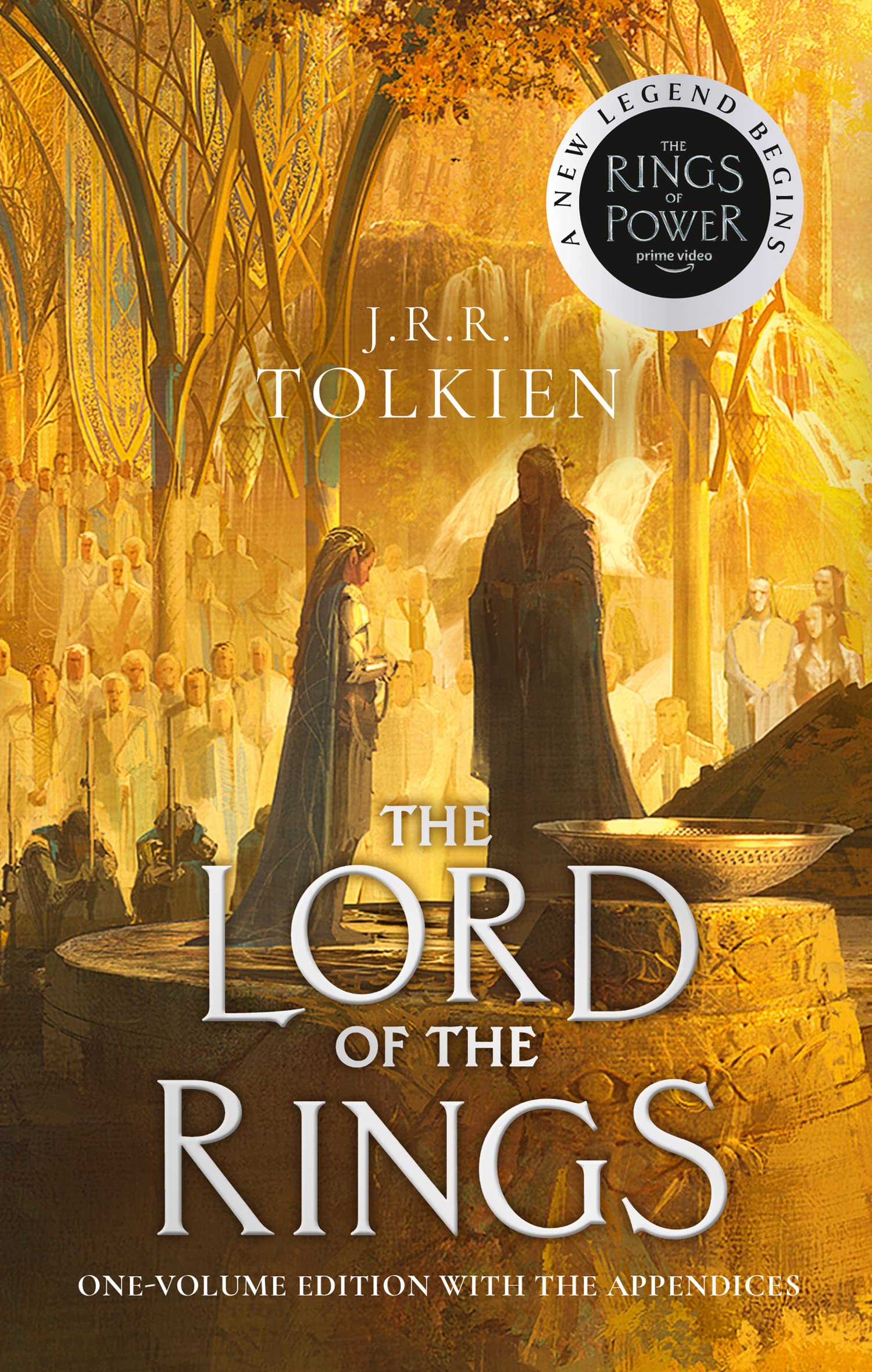 &Uuml;&ccedil; Del&uuml;ks Tolkien İll&uuml;stre Baskıları (The Hobbit, The Silmarillion, The Lord of the Rings) slipcase kapaklarıyla l&uuml;ks bir k&uuml;t&uuml;phane rafında sergileniyor; Alan Lee ill&uuml;strasyonları ve antik haritalar ışıkla parlıyor.