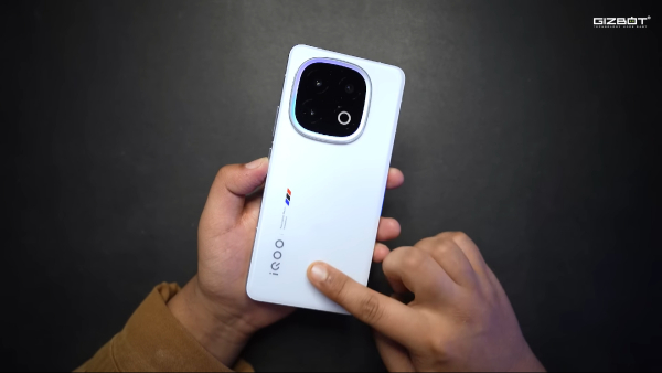 iQOO 15 Özellikleri ve Fiyatı: Detaylar Sızdı 1 Artistic concept of the iQOO 15 smartphone showcasing its AMOLED display and high-performance features.