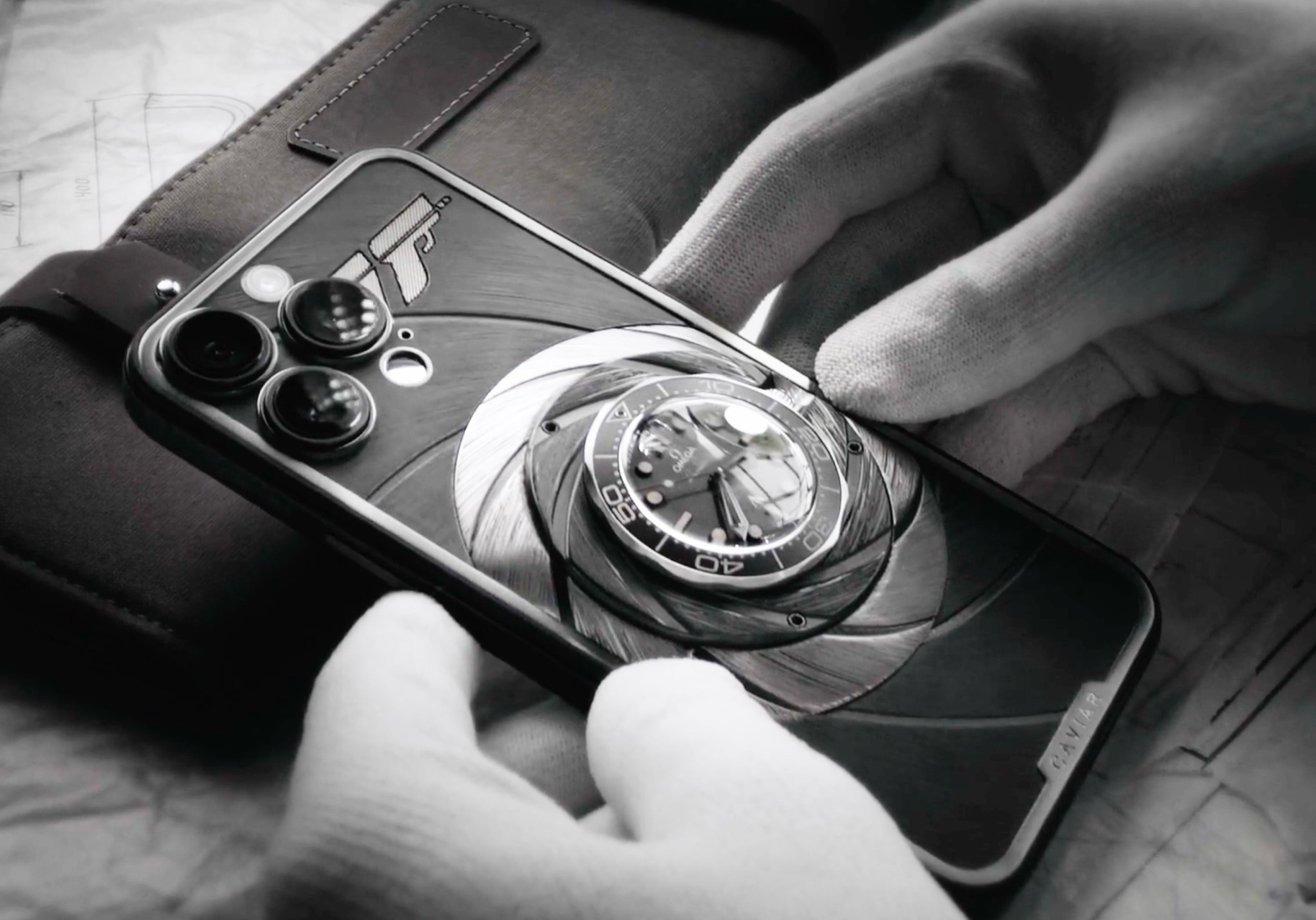 Caviar iPhone 17: Lüks Tasarımla Yeni Bir Telefon 1 A luxurious Caviar iPhone 17 showcased with a unique Russian Roulette theme, featuring a titanium casing and golden engravings.
