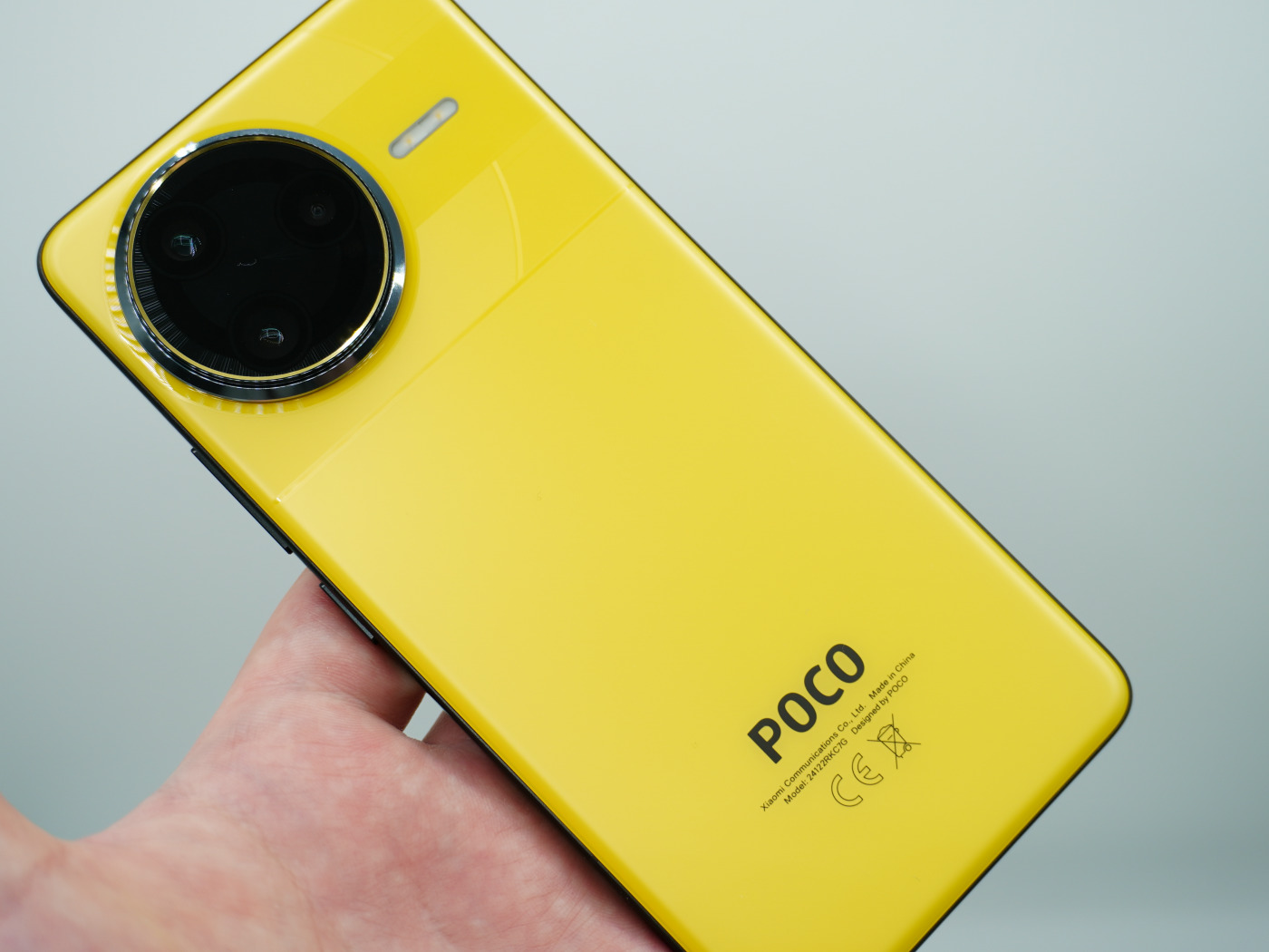 POCO F8 Ultra: Uygun Fiyatla Amiral Gemisi Performansı 1 Digital illustration of the POCO F8 Ultra smartphone winking, showcasing its high-end features in a modern tech environment.