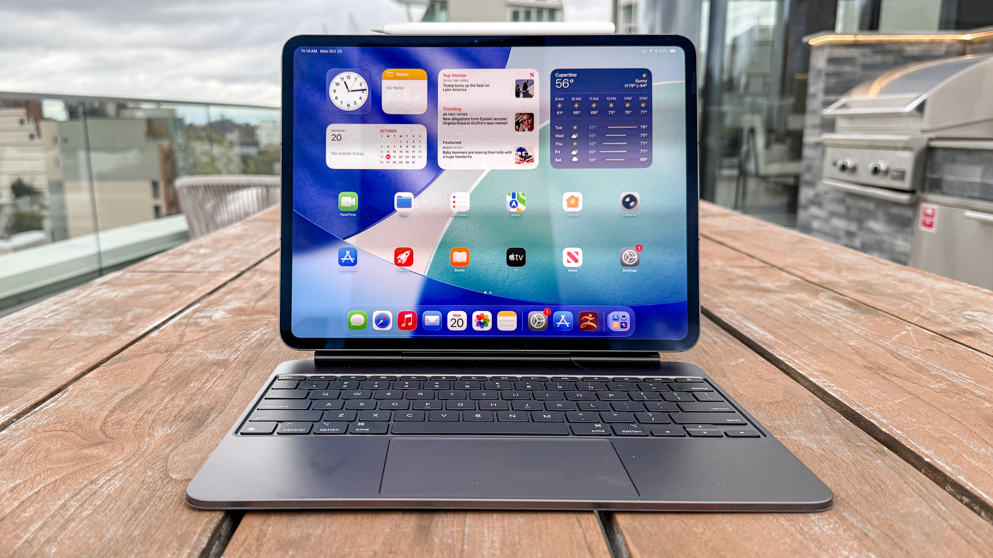 iPad Pro 120 Hz: Oyun ve Video İçin Yeni Seviye 1 Futuristic representation of the iPad Pro with M5 chip and 120 Hz refresh rate displays.