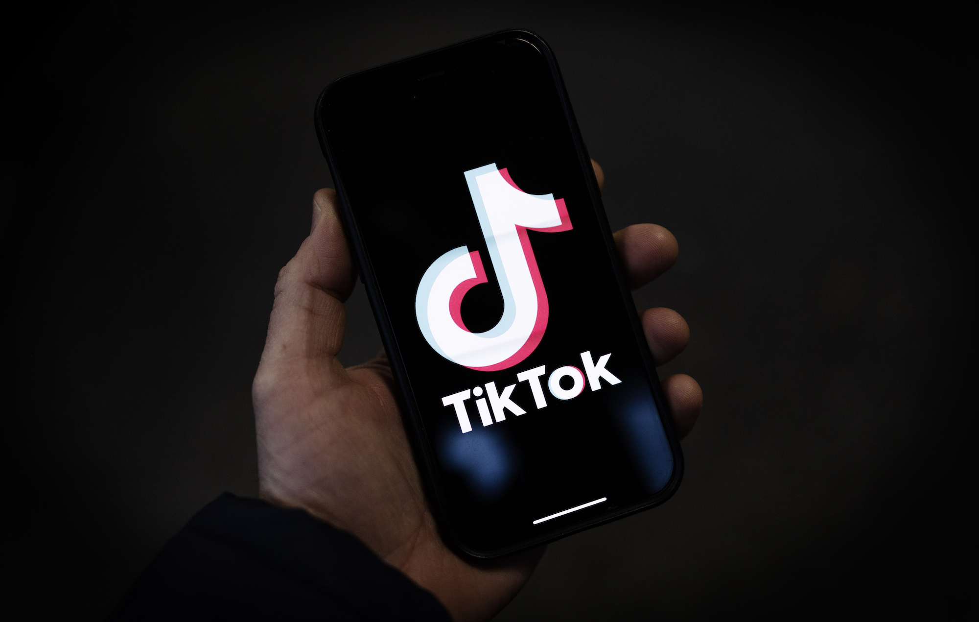 Illustration of TikTok separation from ByteDance focusing on US operations with symbolic imagery of America and China.