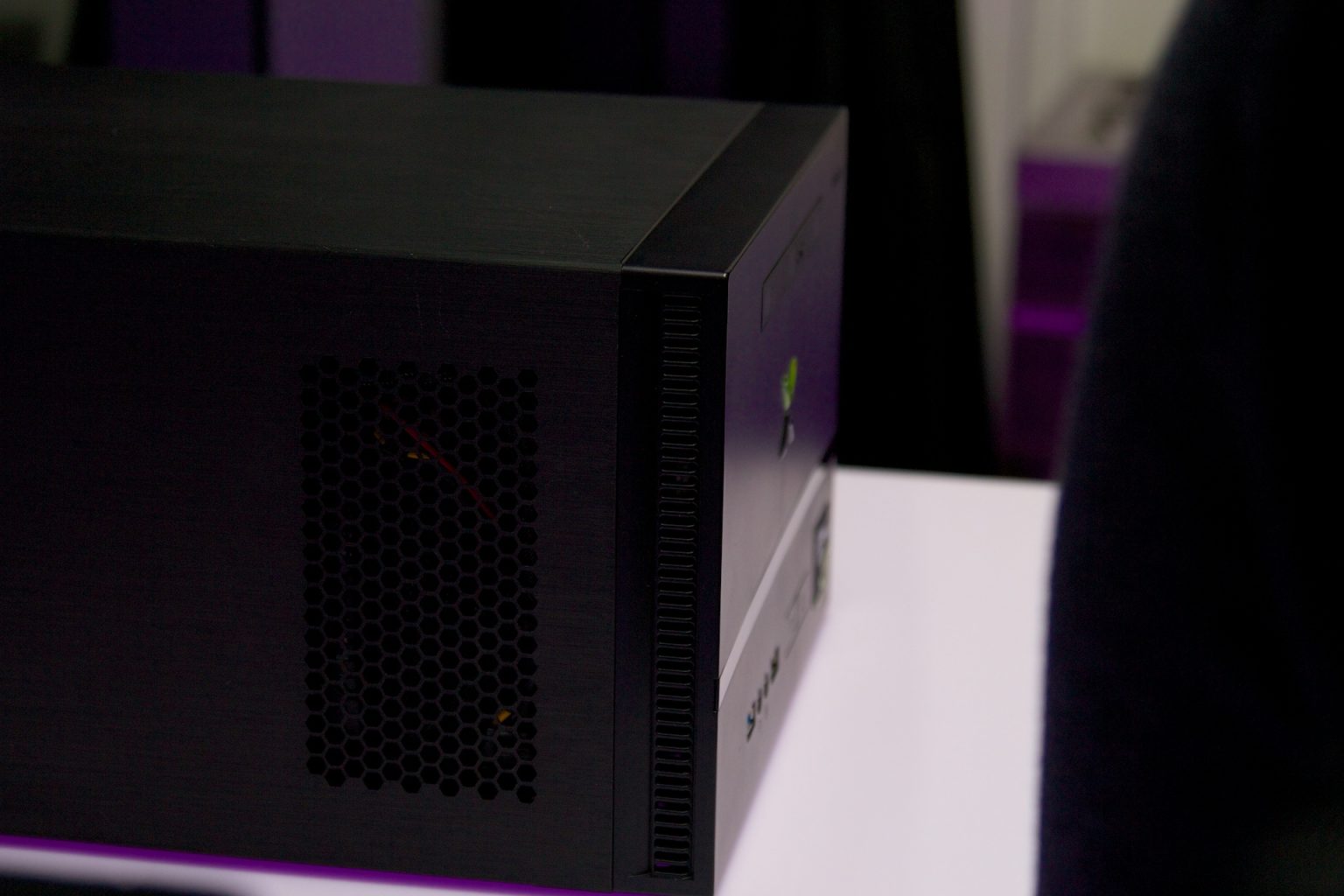 Steam Machine Fiyatı: Sızıntılar Oyun Dünyasını Şaşırttı 2 Futuristic gaming console inspired by Steam Machine with neon lights and high-tech gaming atmosphere.
