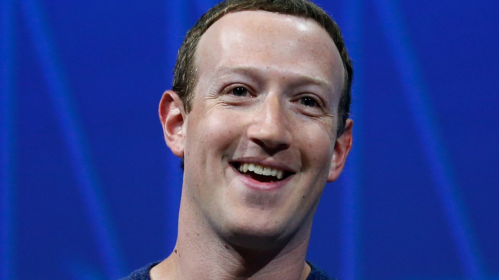Yapay Zeka: Mark Zuckerberg'in İleri Görüşlü Vizyonu ve 2026 Planları 1 Futuristic depiction of Mark Zuckerberg discussing AI technology with Satya Nadella at a high-tech conference, showcasing smart glasses and digital interfaces.