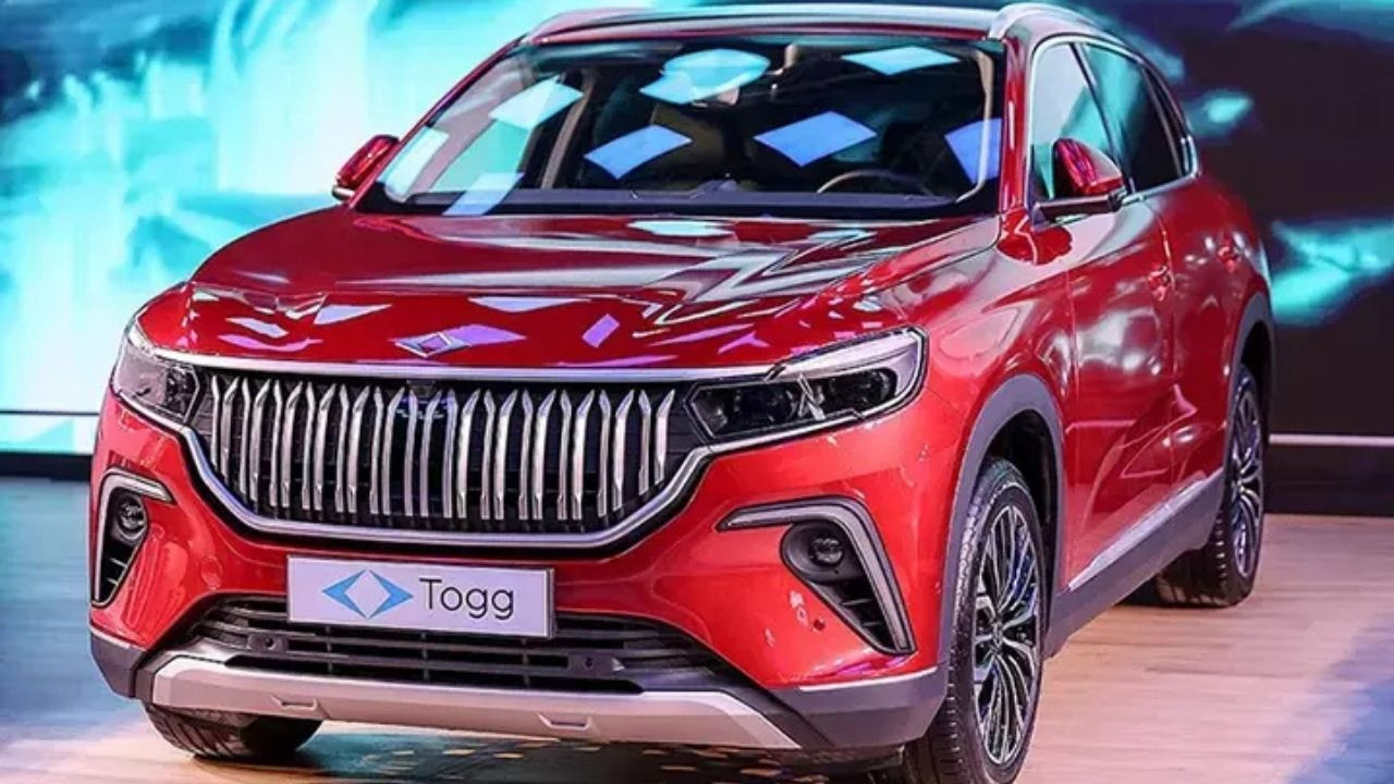 A vibrant depiction of the TOGG T6 electric car parked on a lively city street, symbolizing affordability and modern design.