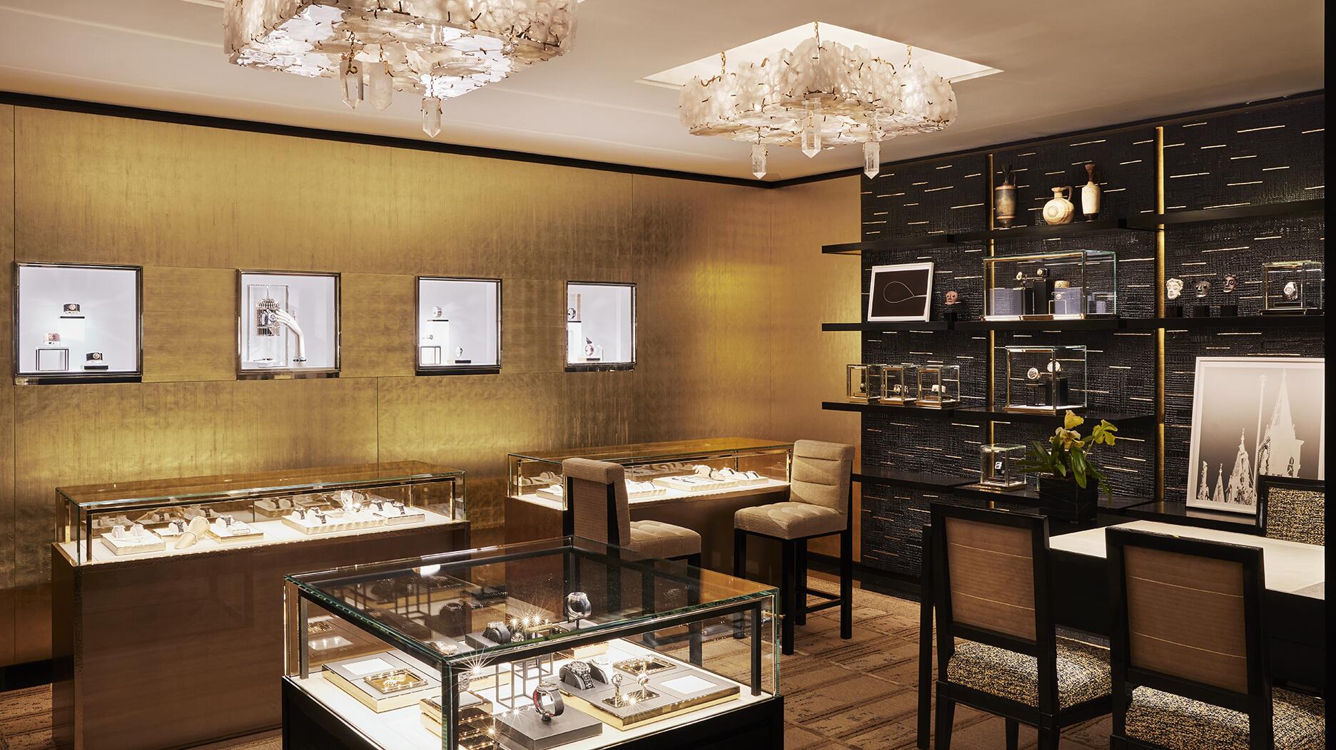 Altın Fiyatları Nasıl Etkileniyor? Kuyumcuların Kazançları ve Piyasa Dinamikleri 1 A luxurious jewelry store with gold jewelry displays and a satisfied jeweler, depicting the dynamics of the gold market.