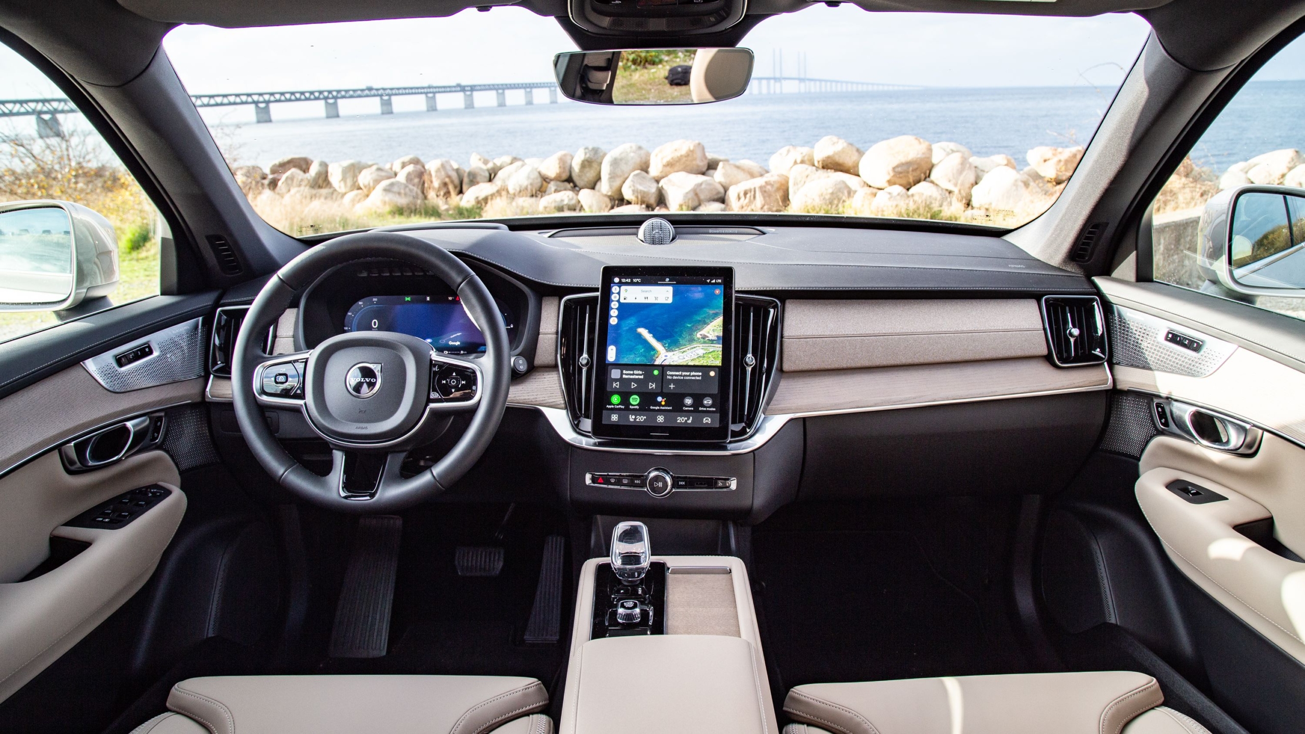 Volvo Güncellemesi ile Aracınıza Modern Özellikler Kazandırılıyor 1 Modern Volvo car dashboard demonstrating advanced technology and user-friendly updates.