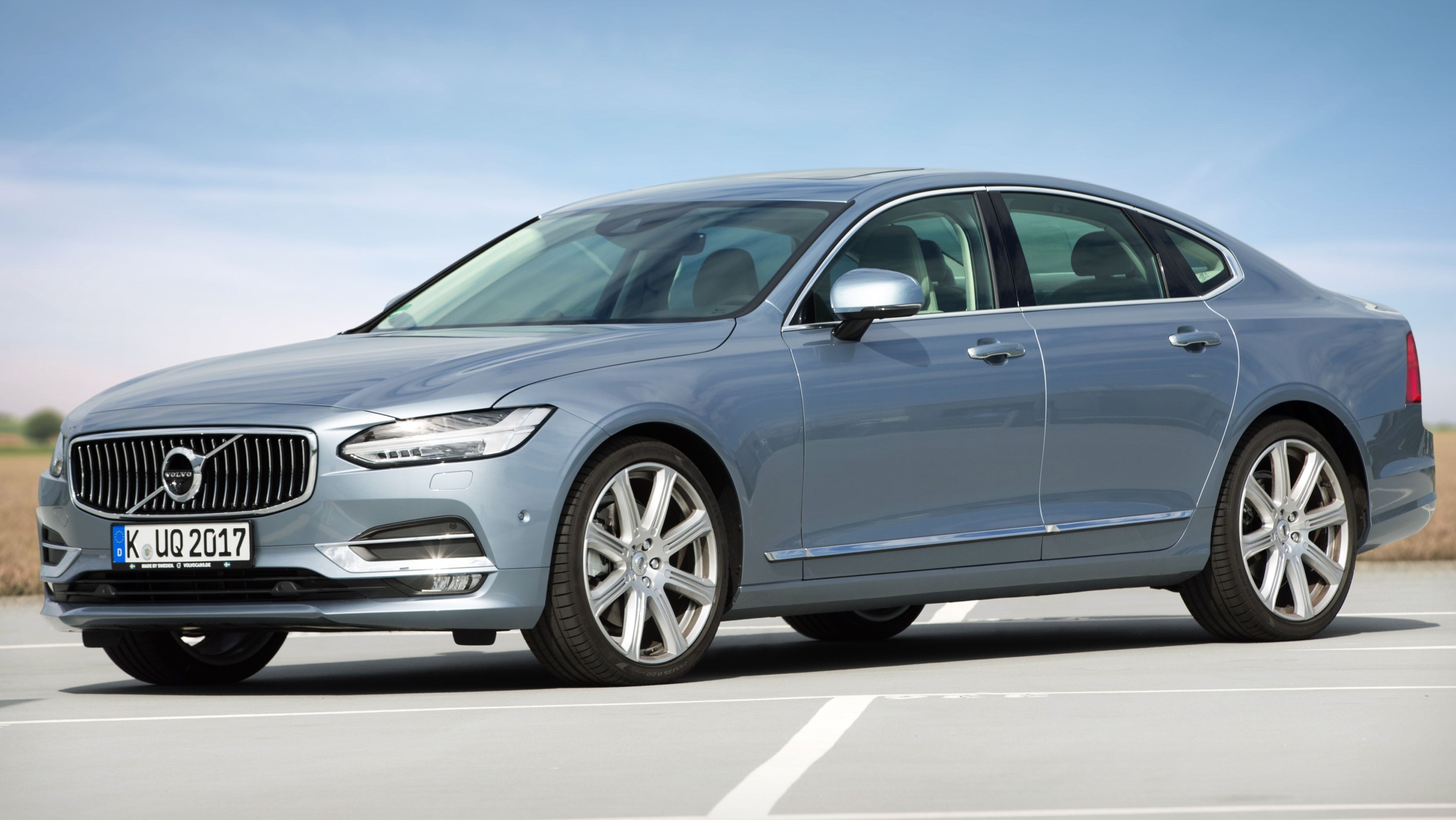 Volvo Ekran Güncellemesi: 2 Milyondan Fazla Araca Yenilik 1 Modern Volvo car interior with advanced infotainment system showing navigation and apps.